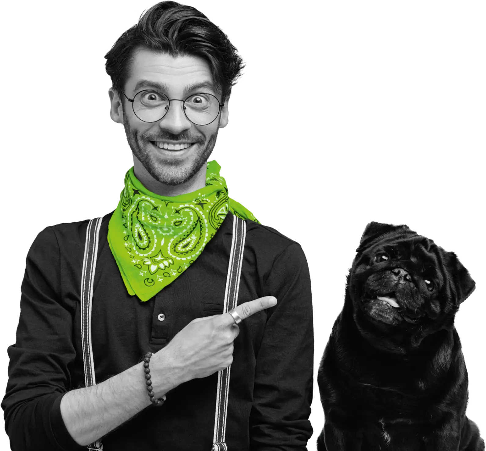 Lächelnder Mensch zeigt auf kleinen Hund neben sich.